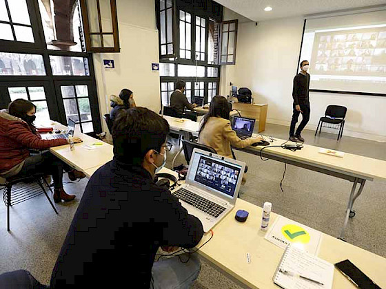 Imagen de una clase de magíster en formato híbrido.