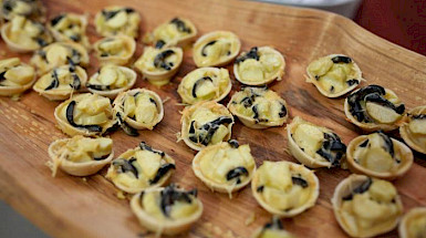 Se han rescatado novedosas recetas tales como quiche de brotes de coligüe y aceitunas -que se ve en esta imagen-, ceviche de digüeñes, tarta de llao llao y ensalada de coyochos de coligüe.