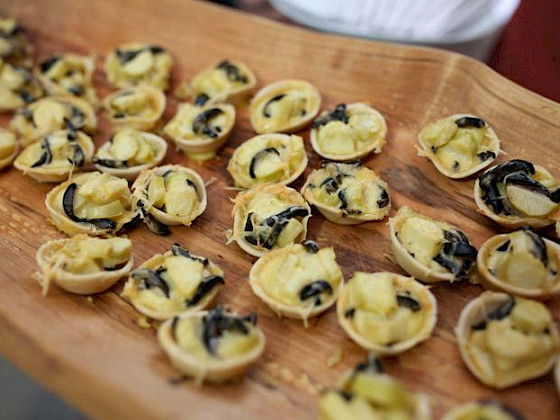 Se han rescatado novedosas recetas tales como quiche de brotes de coligüe y aceitunas -que se ve en esta imagen-, ceviche de digüeñes, tarta de llao llao y ensalada de coyochos de coligüe.