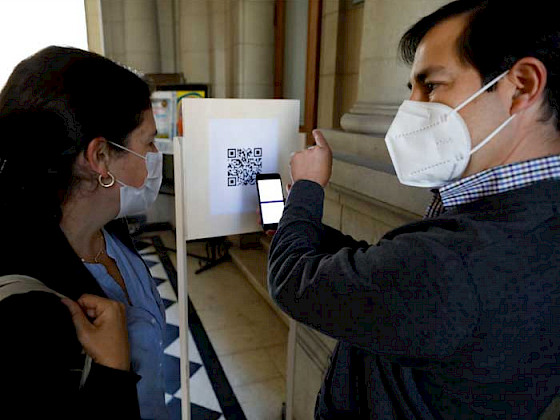 Equipo de 4 enfermeras de los campus, todas certificadas en trazabilidad, que trabajan con la información que diariamente aportan las personas que ingresan a la UC.. Foto Dirección de Comunicaciones