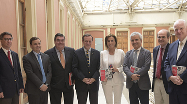 En la imagen el rector Ignacio Sánchez junto a la Ministra Marcela Cubillos entre otras autoridades y expertos.