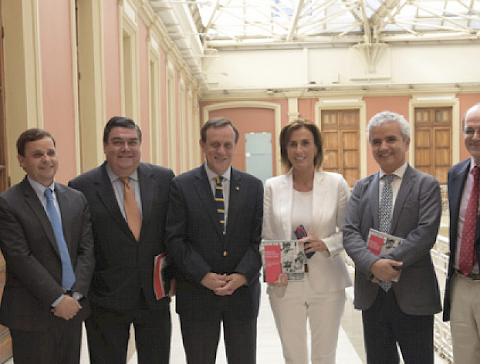 En la imagen el rector Ignacio Sánchez junto a la Ministra Marcela Cubillos entre otras autoridades y expertos.