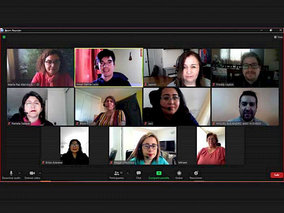 Pantalla de computador con fonos y micrófono de call center