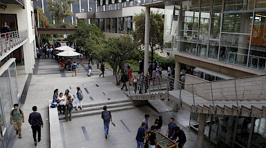 Foto de parte de la comunidad UC en uno de los patios de San Joaquín