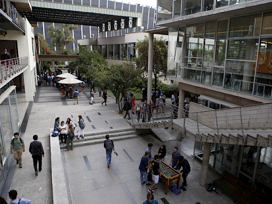 Foto de parte de la comunidad UC en uno de los patios de San Joaquín