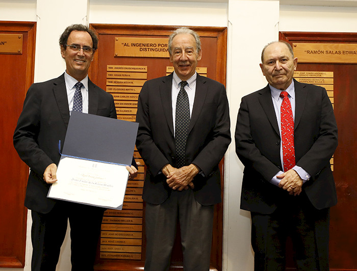 imagen correspondiente a la noticia: "Decano Juan Carlos de la Llera recibe el premio "Raúl Devés Jullian""