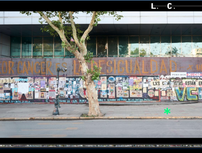 Imagen de "La ciudad como texto", de la diseñadora UC Carola Ureta, con muros rayados con consignas del estallido social. 