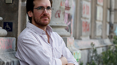 foto de hombre con barbar, bigote, anteojos y camisa