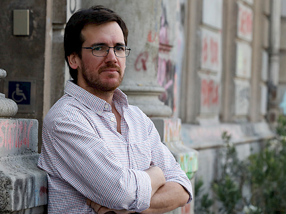 foto de hombre con barbar, bigote, anteojos y camisa