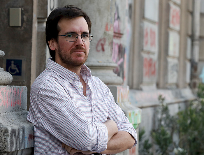 foto de hombre con barbar, bigote, anteojos y camisa