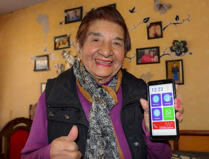 imagen correspondiente a la noticia: "86,3% de las personas beneficiarias se sienten más acompañadas desde que recibió su celular"