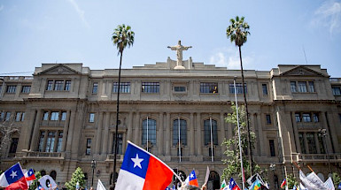 Foto de una de las marchas del estallido social frente a la Casa Central.