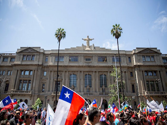 Foto de una de las marchas del estallido social frente a la Casa Central.