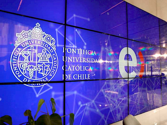 Pantalla con los logos de UC y Entel