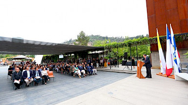 Ceremonia al aire libre que celebró los 50 años de la Escuela de Diseño de la Pontificia Universidad Católica de Chile.
