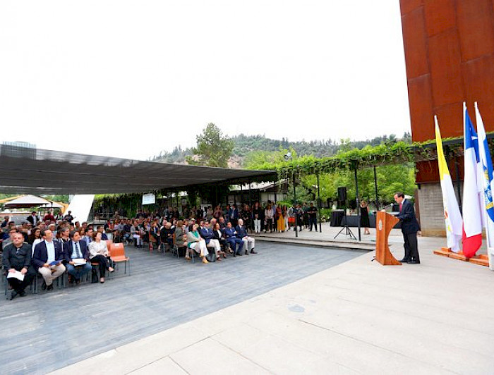 Ceremonia al aire libre que celebró los 50 años de la Escuela de Diseño de la Pontificia Universidad Católica de Chile. 