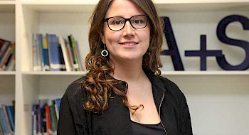 Foto retrato de Chantal Jouannete, directora del Centro de Desarrollo Docente de la UC.