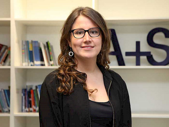 Foto retrato de Chantal Jouannete, directora del Centro de Desarrollo Docente de la UC.