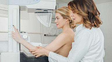Un doctora y una paciente durante un chequeo para descartar cáncer de mamas.
