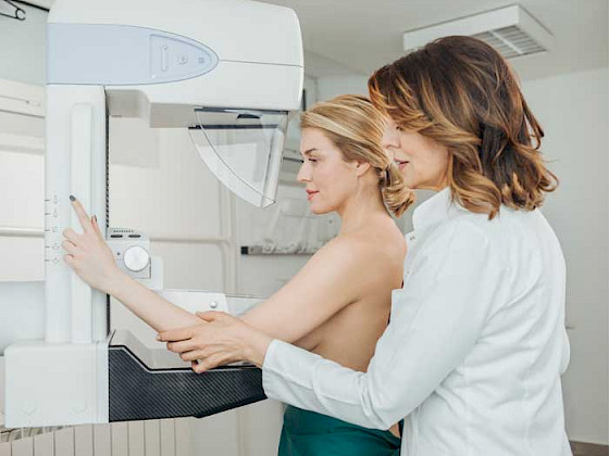 Un doctora y una paciente durante un chequeo para descartar cáncer de mamas.