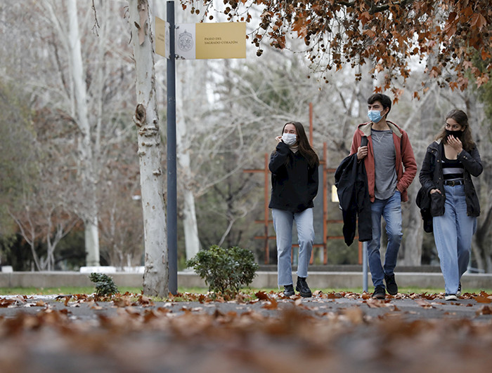 Estudiantes universitarios en la UC.- Foto César Cortés.