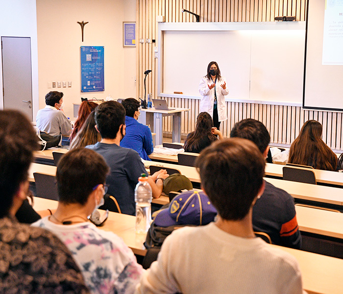 “Las clases híbridas son uno de los aprendizajes positivos de la pandemia, porque nos permiten llegar a una audiencia más amplia y diversa de potenciales estudiantes UC que de otra forma no hubiesen podido participar de la charla", dice el profesor Eduardo Undurraga. (Fotografía: Admisión UC)