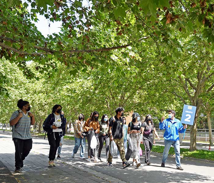 Los recorridos por el Campus San Joaquín fueron el "hit" de la Expo Futuro Novato y Novata; los grupos se organizaron tomando todas las medidas sanitarias y se organizaron de acuerdo a áreas de interés: Ciencias Sociales y Humanidades, Ciencias y Matemáticas, y Ciencias de la Salud. (Fotografía: Admisión UC)