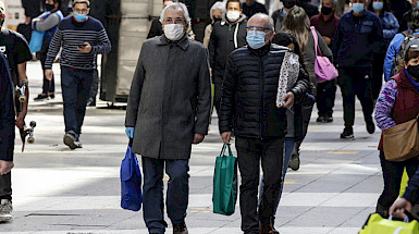 Adultos mayores en la calle.- Foto Dirección de Comunicaciones