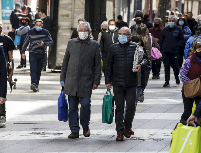 Adultos mayores en la calle.- Foto Dirección de Comunicaciones