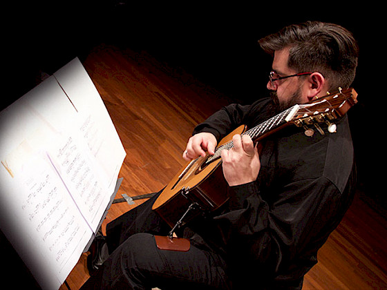 El guitarrista Diego Castro en el escenario