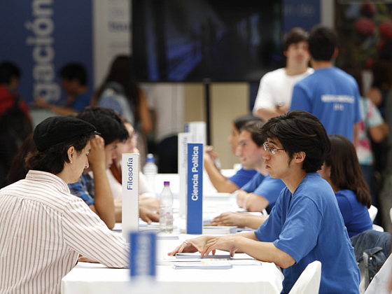 Jóvenes en mesones durante proceso de postulación