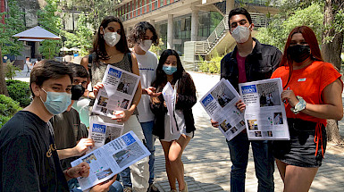 Estudiantes leyendo el periódico Visión UC