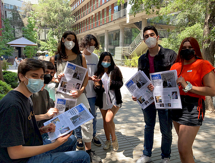 Estudiantes leyendo el periódico Visión UC