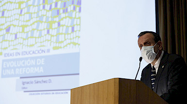 El rector Ignacio Sánchez presentando el libro