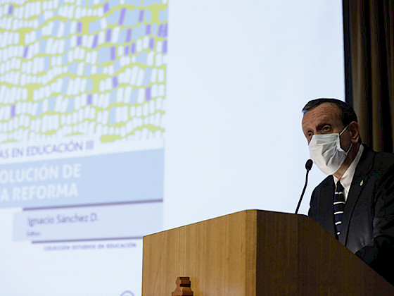 El rector Ignacio Sánchez presentando el libro