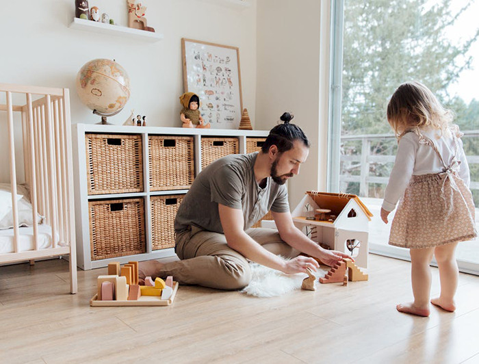 Padre e hija jugando. Foto Pexels