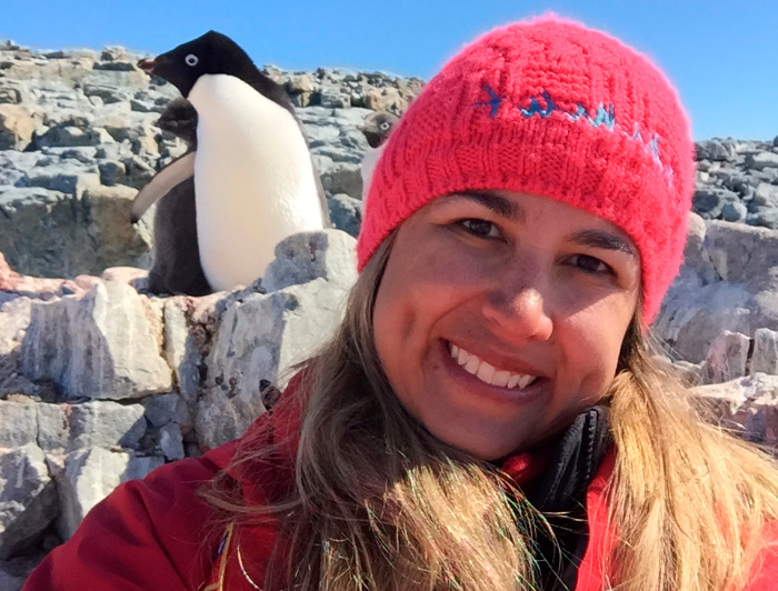 La profesora Juliana A. Vianna conoció a los autores principales durante su periodo sabático en la Universidad de California, en Berkeley, mientras ella trabajaba con genómica de especies de pingüinos. (Fotografía: Juliana A. Vianna)