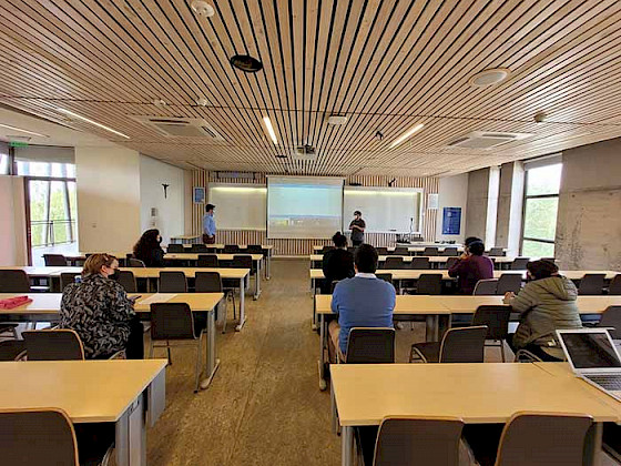 Foto panorámica de una charla en una sala de clases