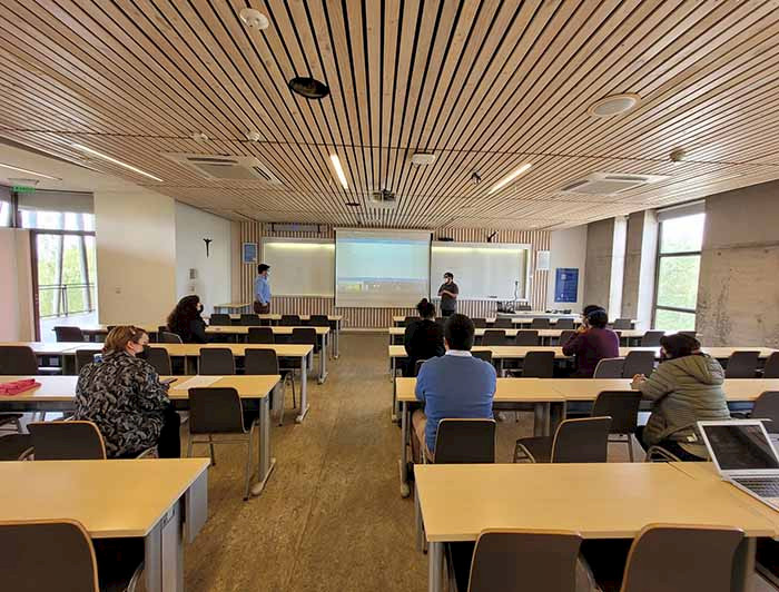 Foto panorámica de una charla en una sala de clases