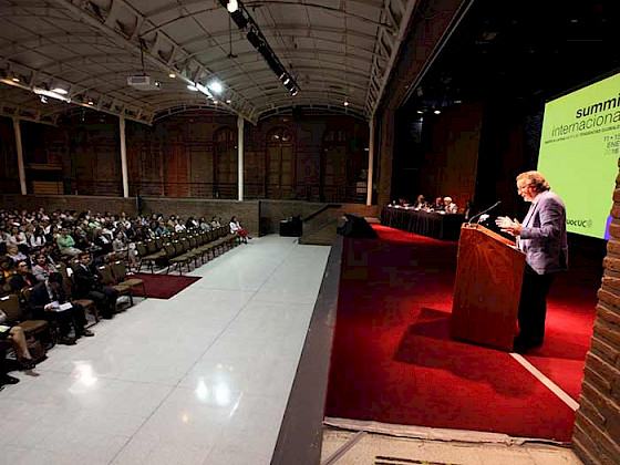 persona hablando frente al público