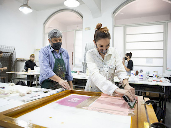 artistas trabajando en el taller de grabado de la Escuela de Arte UC