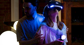 personas usando anteojos de realidad virtual
