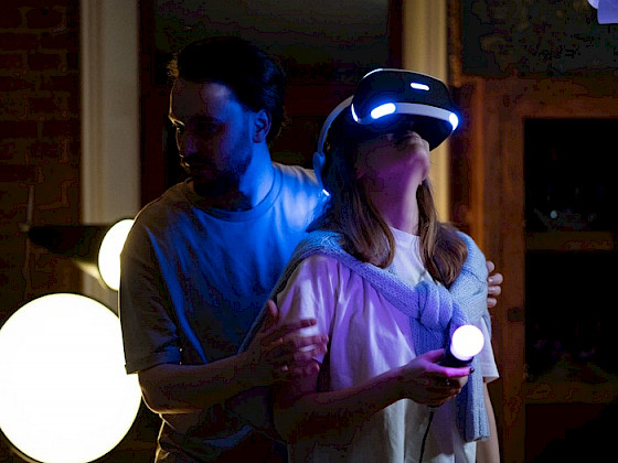 personas usando anteojos de realidad virtual