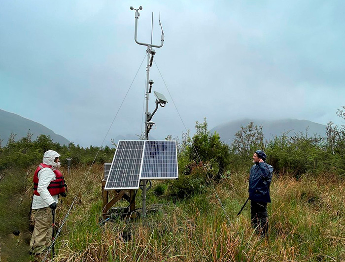 “El equipo del ministerio estuvo muy interesado en otros proyectos, que producto de la instalación de la estación podrán generarse y que no solamente tienen relación con la concesión, sino que también temas vinculados con la comunidad y el turismo en el valle”, cuenta el director de la Estación Patagonia UC, Alejandro Salazar. (Fotografía: Estación Patagonia UC)