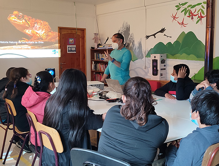 Taller de anfibios dirigido por el investigador Andrés Charrier para escolares en la Escuela Gabriela Mistral de Puerto Río Tranquilo. (Fotografía: Estación Patagonia UC)