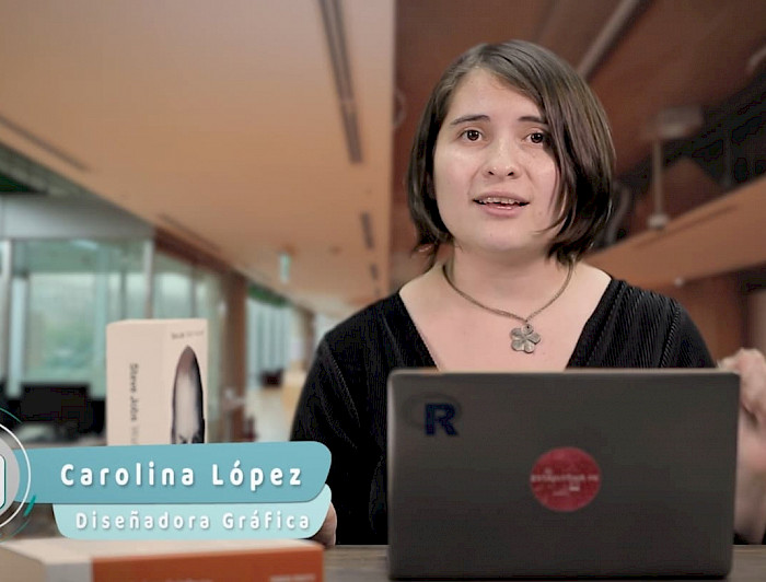 mujer frente a computador portatil