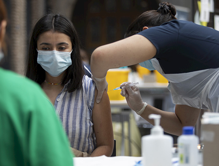 imagen correspondiente a la noticia: "Insisten en mantener autocuidado y vacunación para demorar avance de variante ómicron"