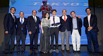 Diego Moya (al centro) recibe el premio como deportista del año.- Foto CDUC