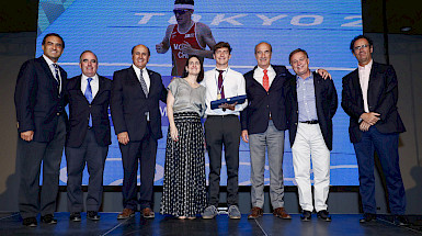 Diego Moya (al centro) recibe el premio como deportista del año.- Foto CDUC