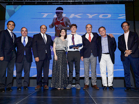Diego Moya (al centro) recibe el premio como deportista del año.- Foto CDUC